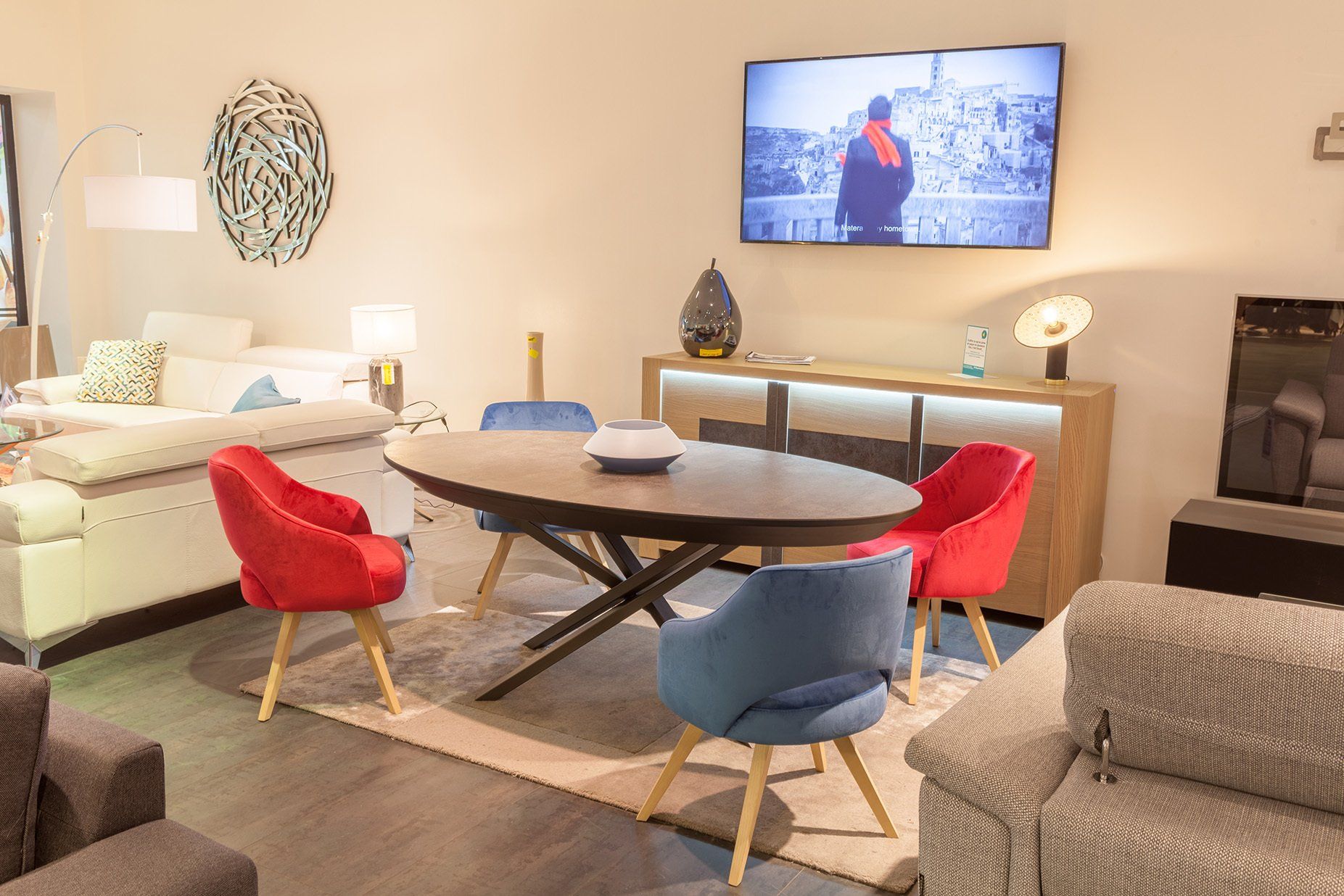 Table ovale avec deux chaises rouges et deux chaises bleues