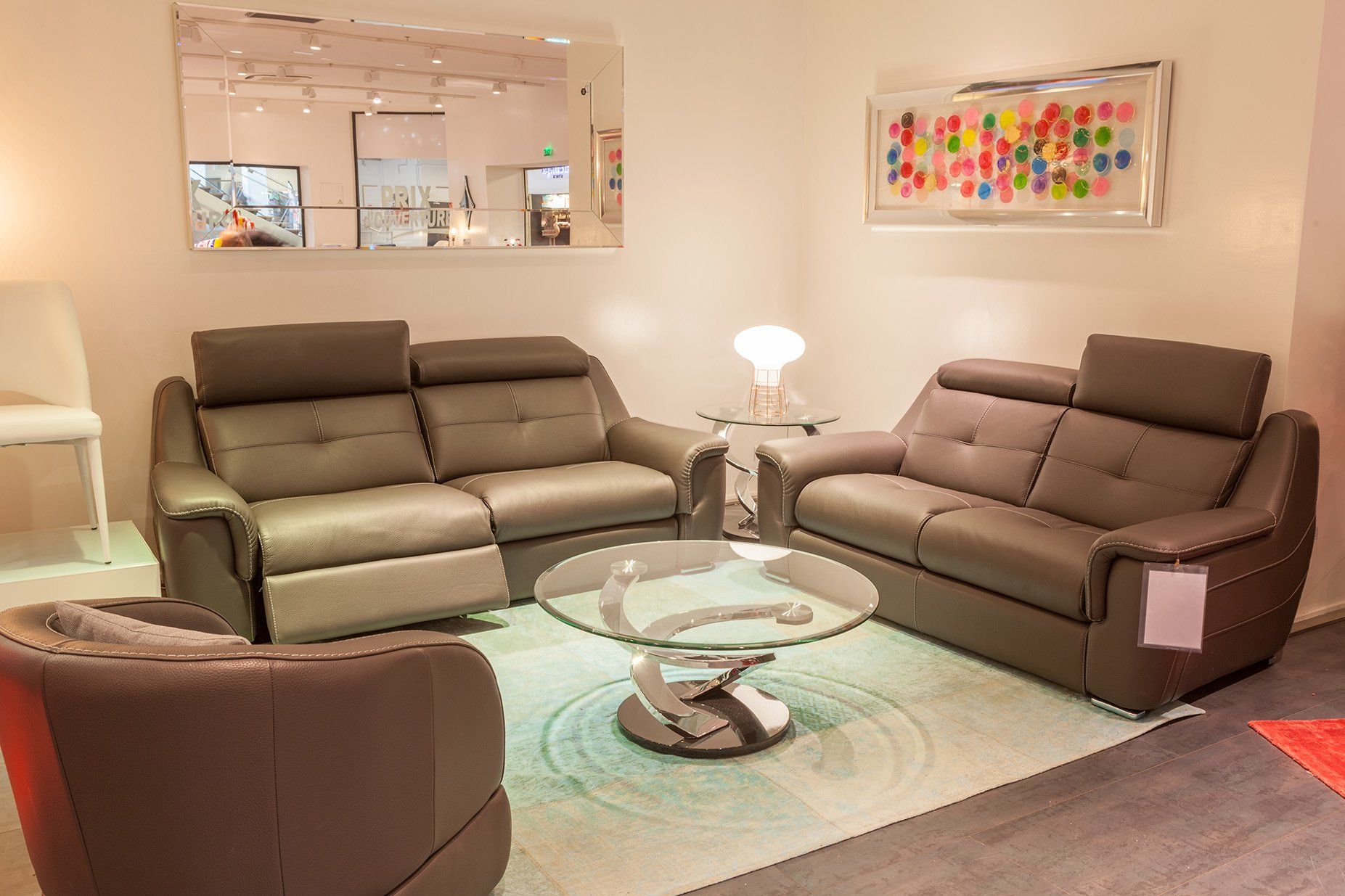 Deux canapés 3 places relax avec tétières et repose-pieds relevés