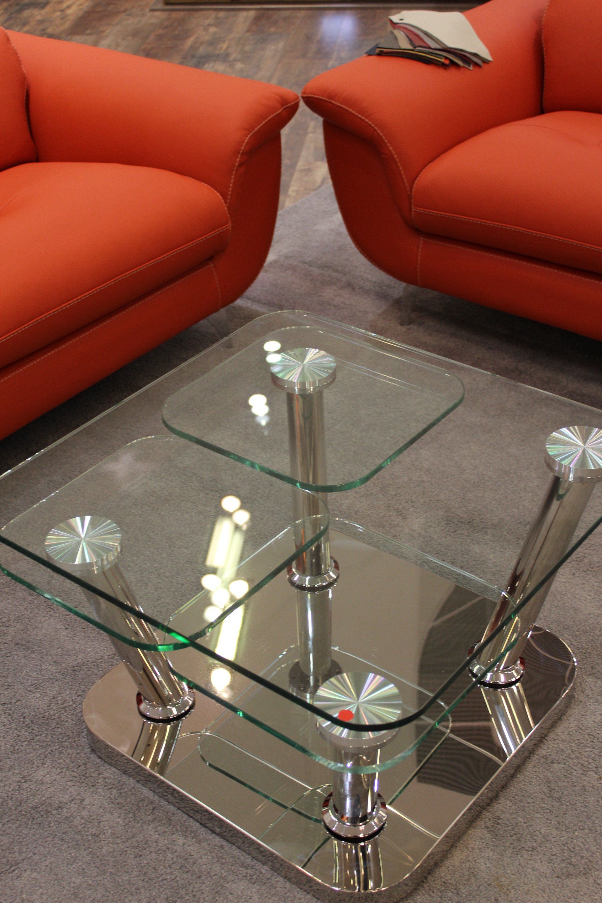 Photo d'une table basse en verre reflétant de la lumière