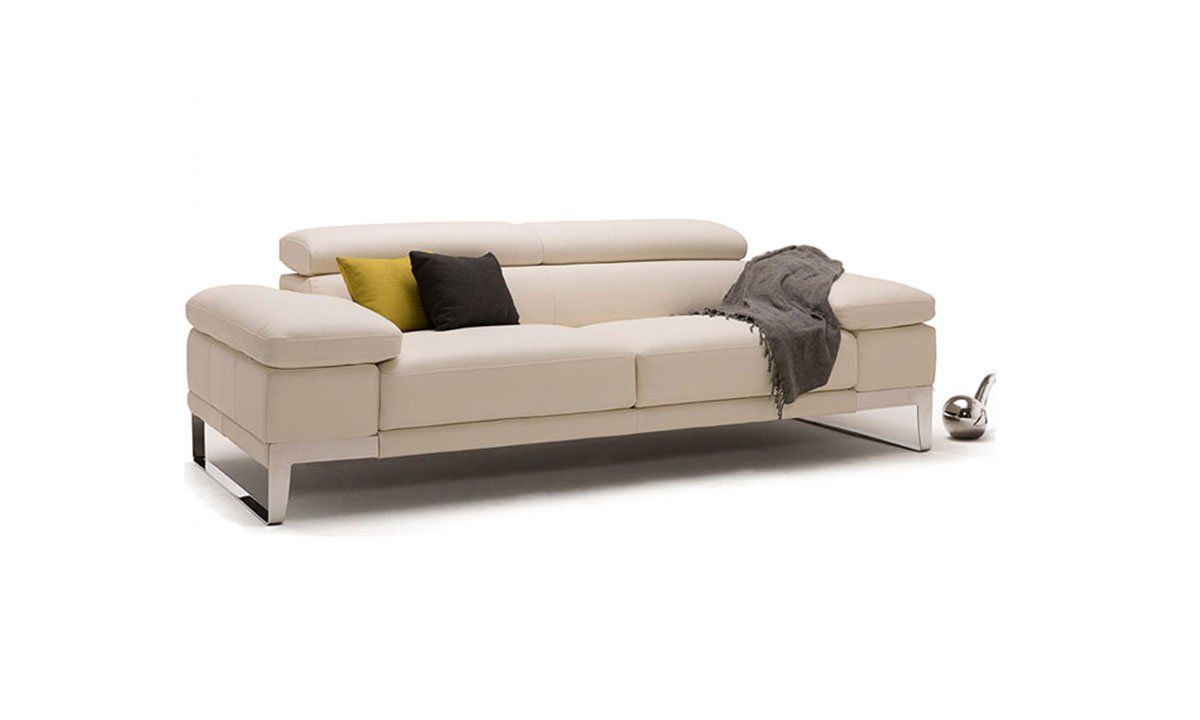 Photo de canapé beige avec deux coussins sur fond blanc