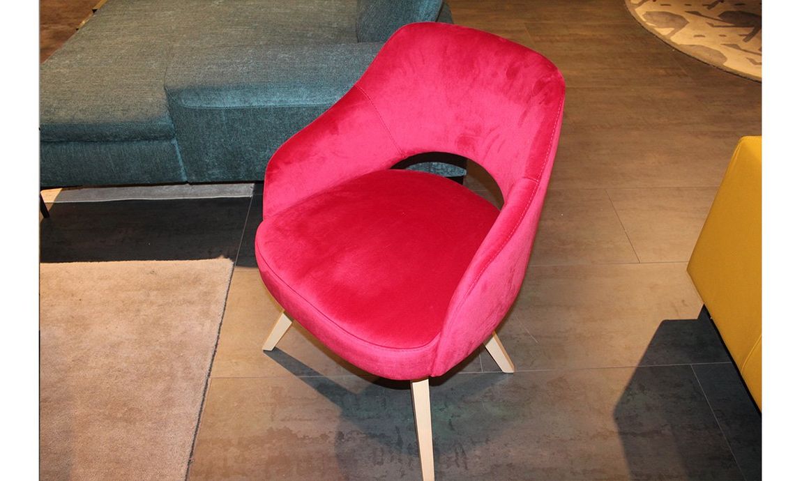 Chaise en velours rose de la marque Turin
