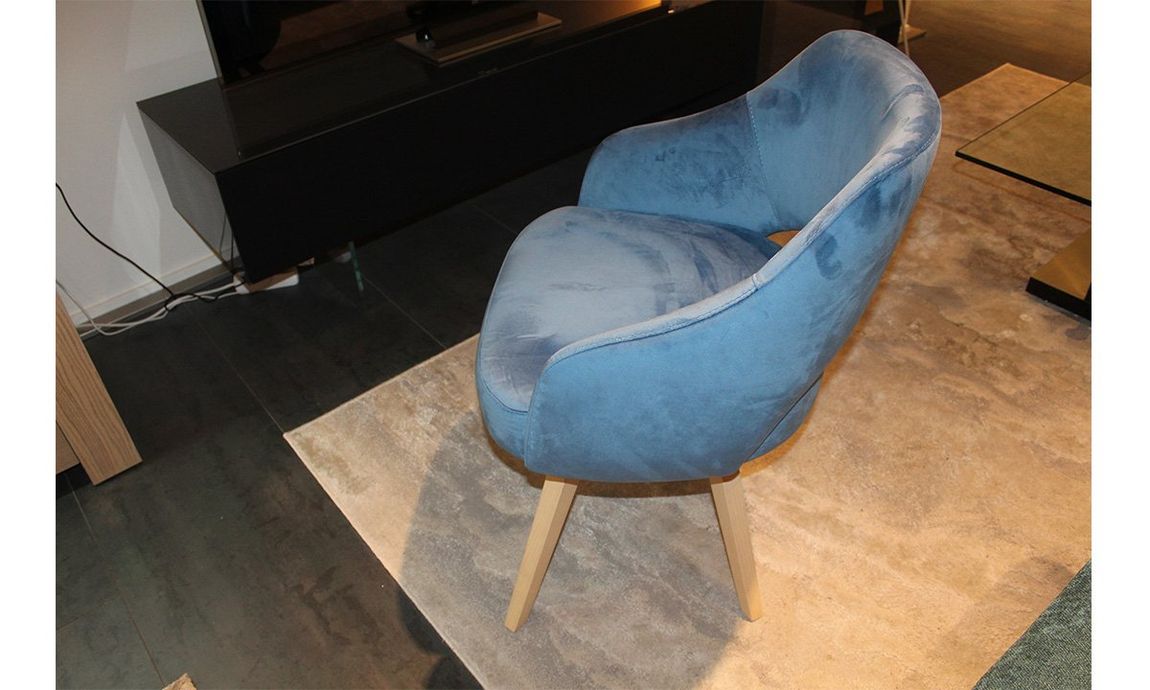 Chaise en velours bleue de la marque Turin