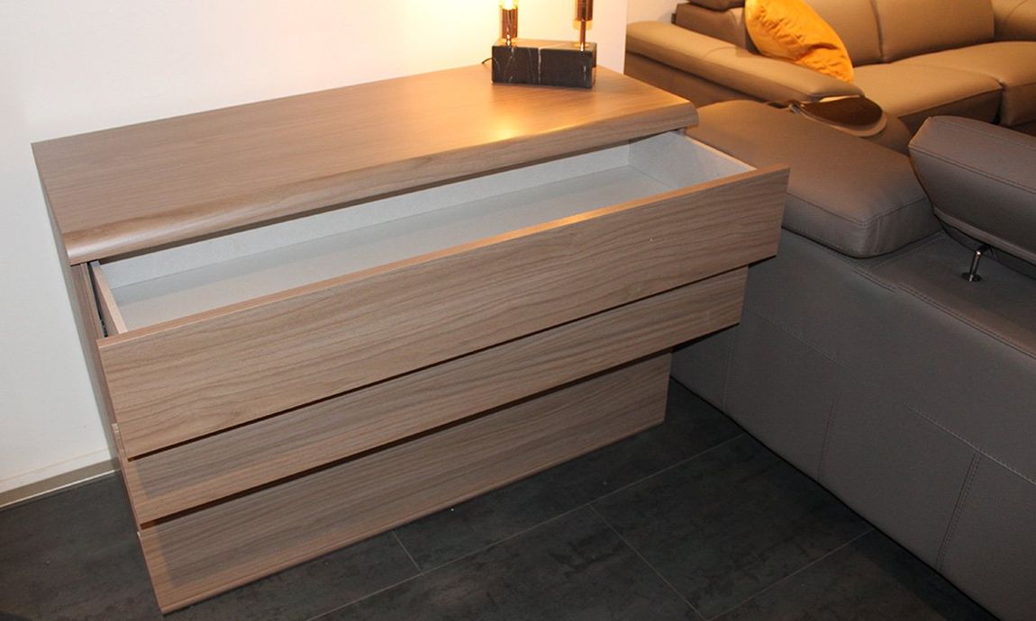 Commode en bois avec 4 tiroirs ouverts vue de côté