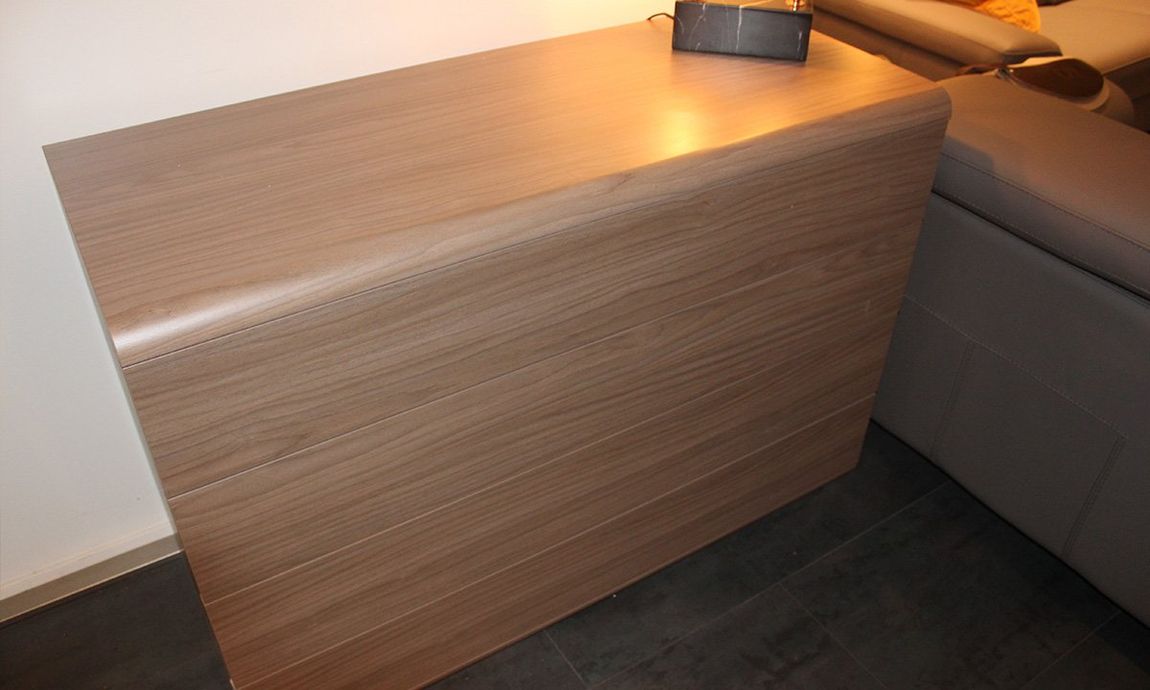 Commode en bois avec 4 tiroirs fermés vue de côté