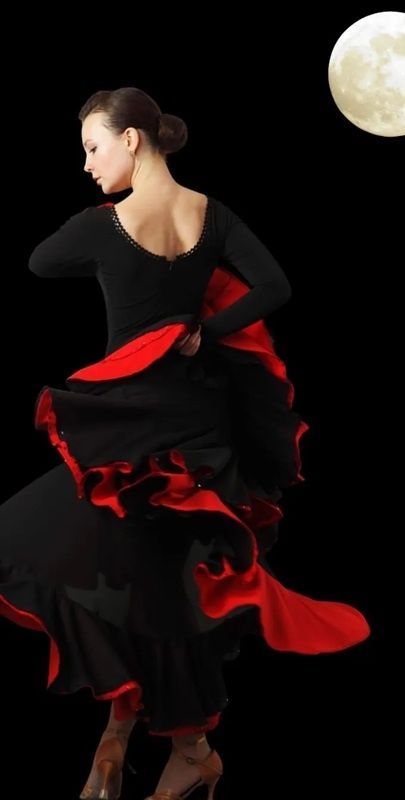 Mujer con vestido negro con ribete rojo bailando, luna llena de fondo.