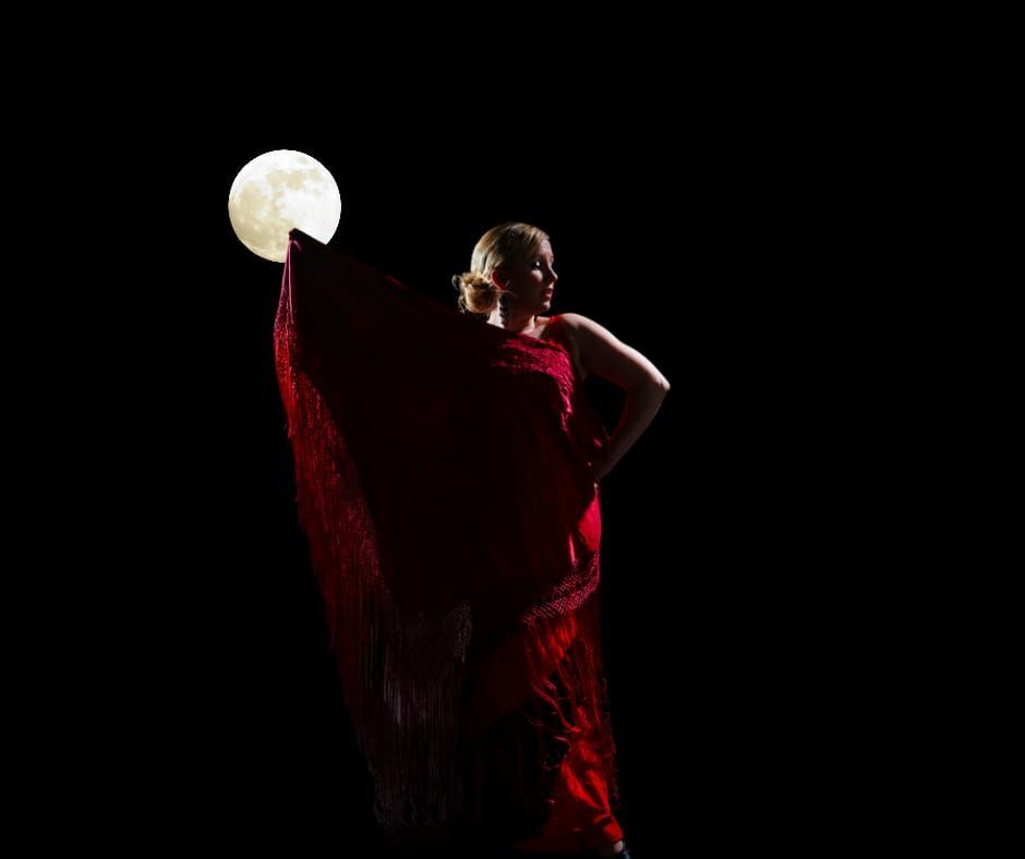 Mujer con vestido rojo bailando con la luna de fondo.