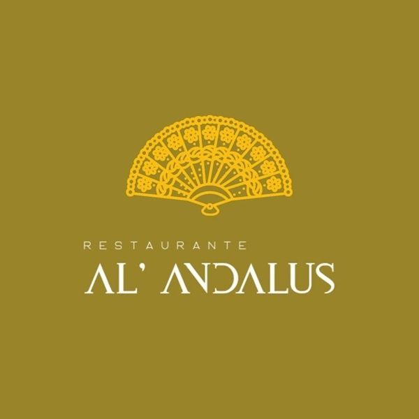 Logotipo para el restaurante Al Andalus, que presenta un diseño de abanico dorado y texto blanco sobre un fondo dorado.