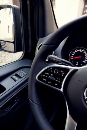 Eine Nahaufnahme von einem Lenkrad in einem Auto