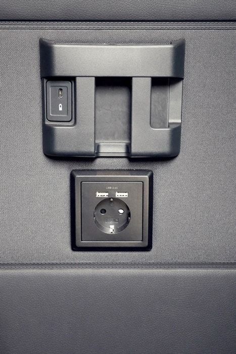 Eine schwarze Wand mit einer Steckdose und einem USB-Anschluss