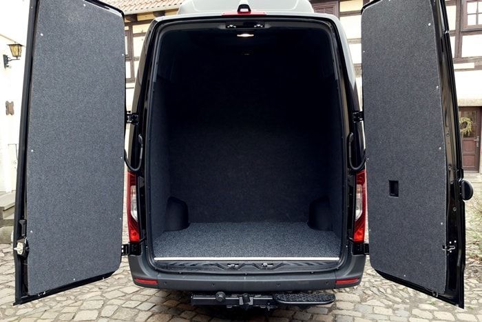 Die Rückseite eines schwarzen Lieferwagens mit offenen Türen
