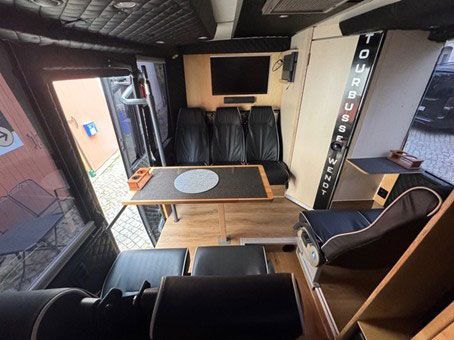 Das Innere eines Busses mit Etagenbetten und einem Tisch