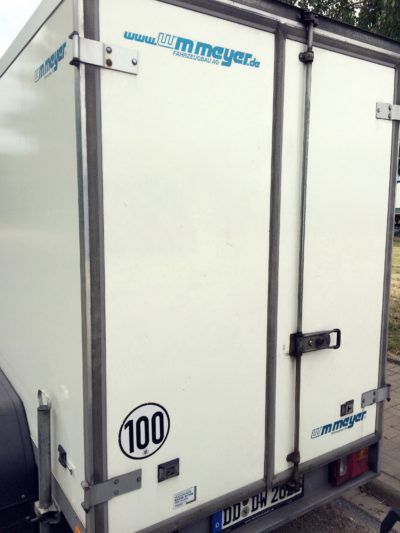 Ein weißer Anhänger mit der Nummer 100 darauf