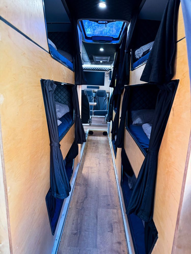 Das Innere eines Busses mit Etagenbetten und einem Tisch