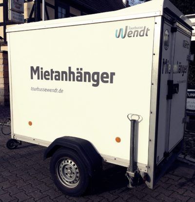 Ein weißer Anhänger mit dem Wort Mietanhänger darauf