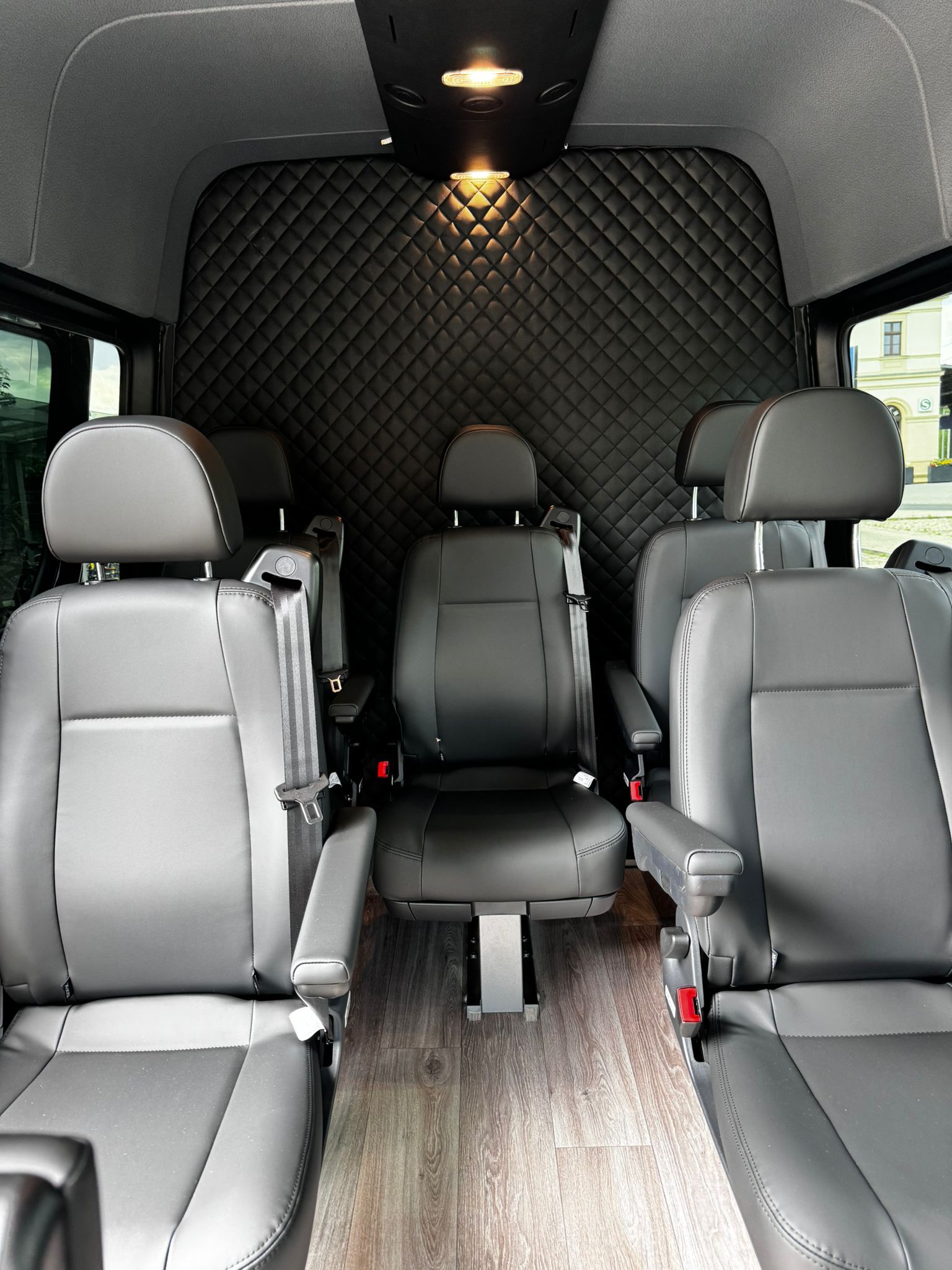 Das Innere eines Vans mit vielen Sitzplätzen