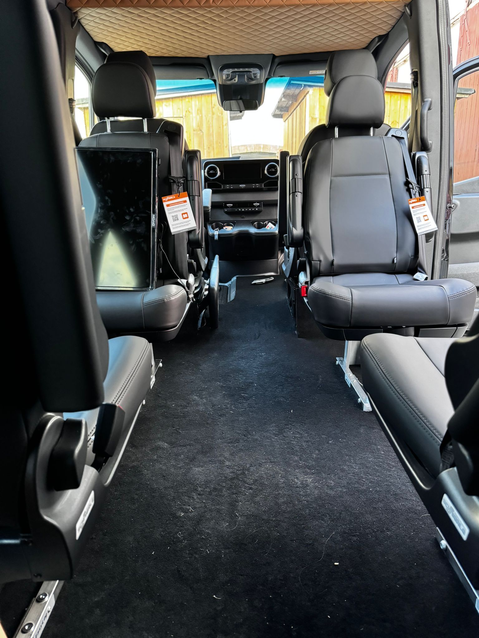 Das Innere eines Lieferwagens mit vielen Sitzen und einem Dachgepäckträger.