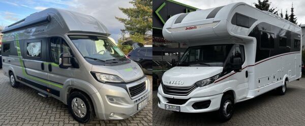 Zwei Wohnmobile sind nebeneinander auf einer Ziegelsteinstraße geparkt.