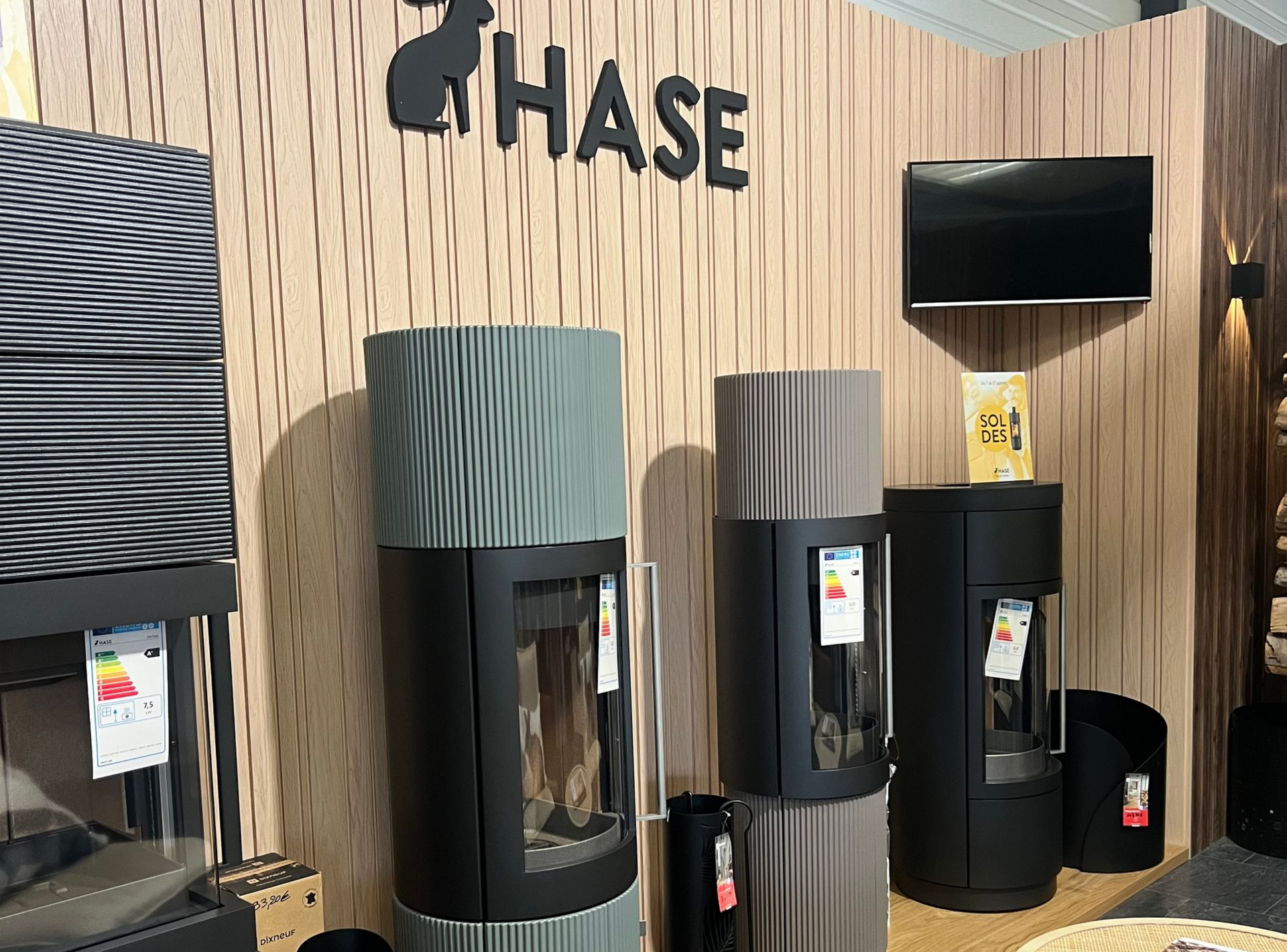 Présentation de poêles de marque Hase, avec un logo en forme de lapin.