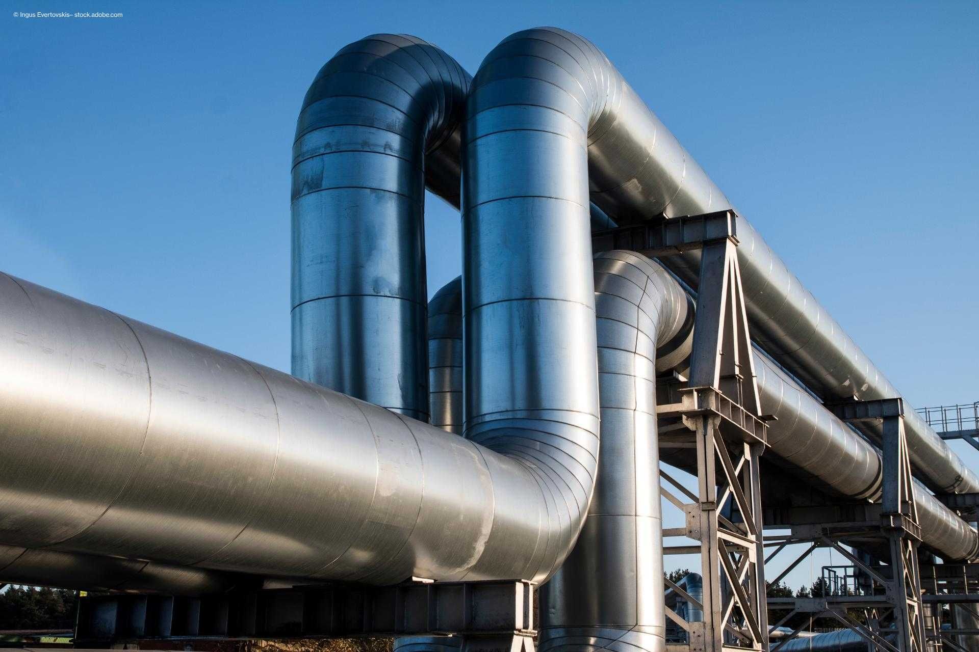 Klimatechniker und Teil der Vorbereitung zur Installation einer neuen Klimaanlage