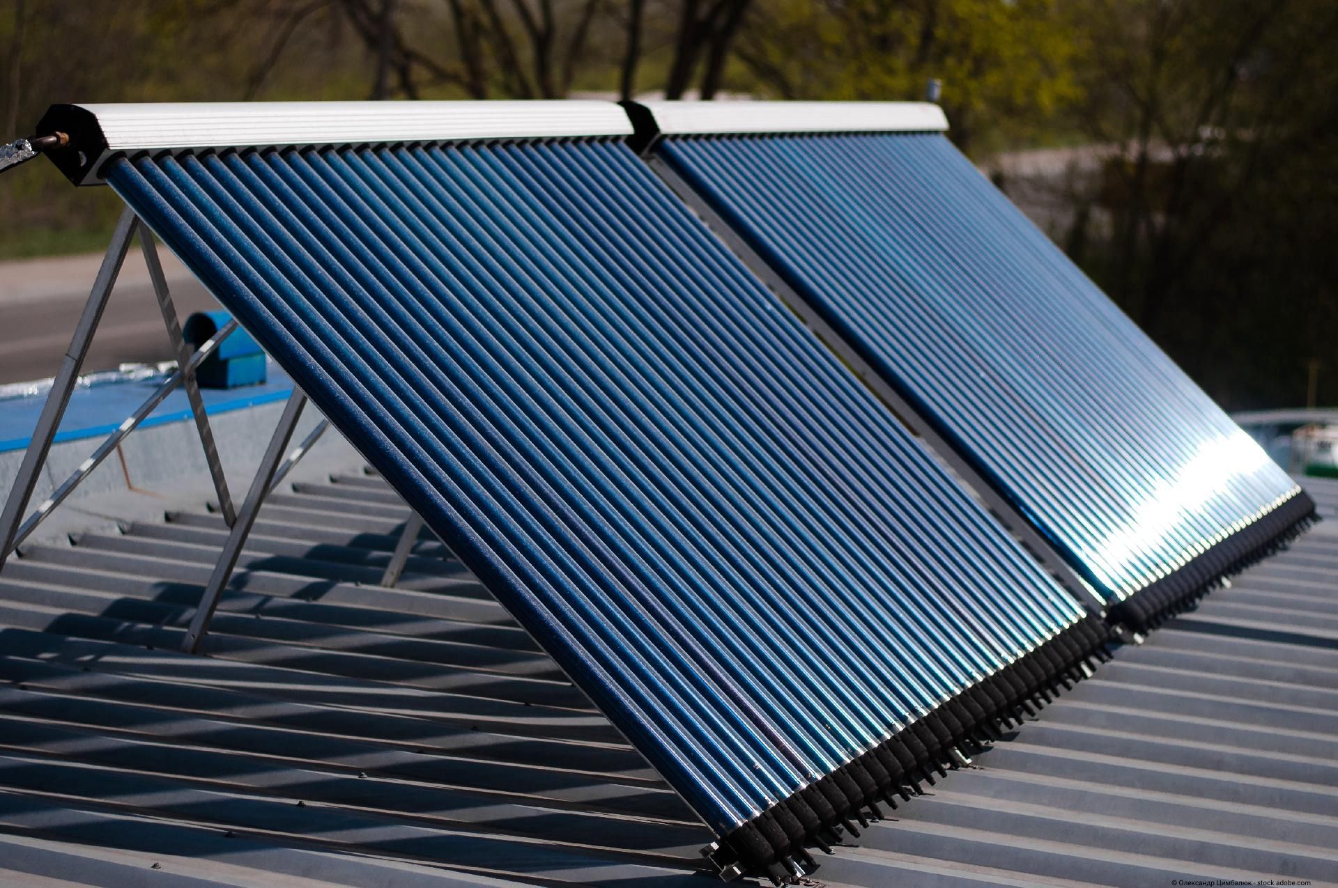 Nahaufnahme von Vakuumröhren aus einer Solaranlage zur Warmwasserbereitung.