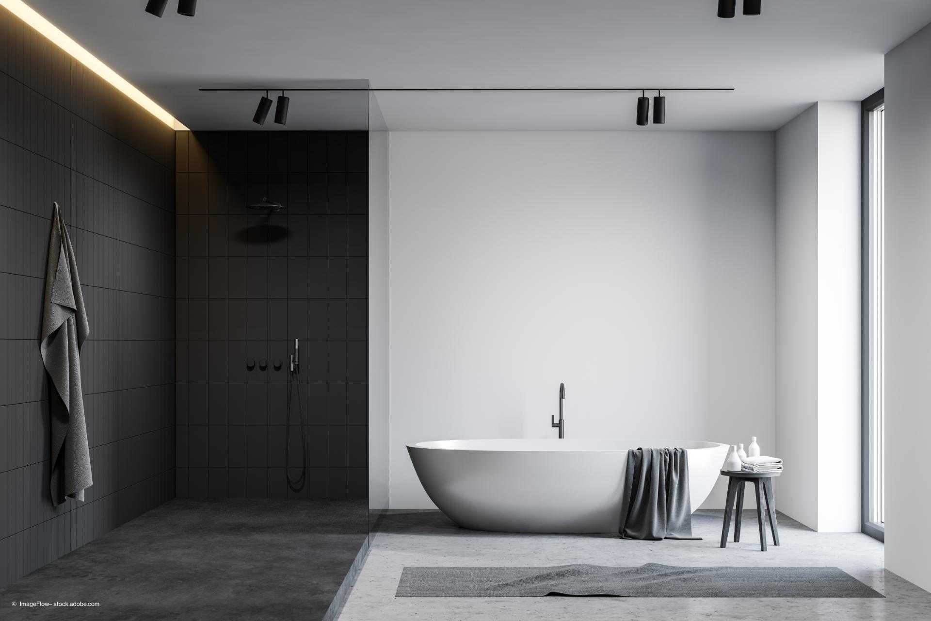 Weiß-schwarzes Badezimmer mit Badewanne und Dusche