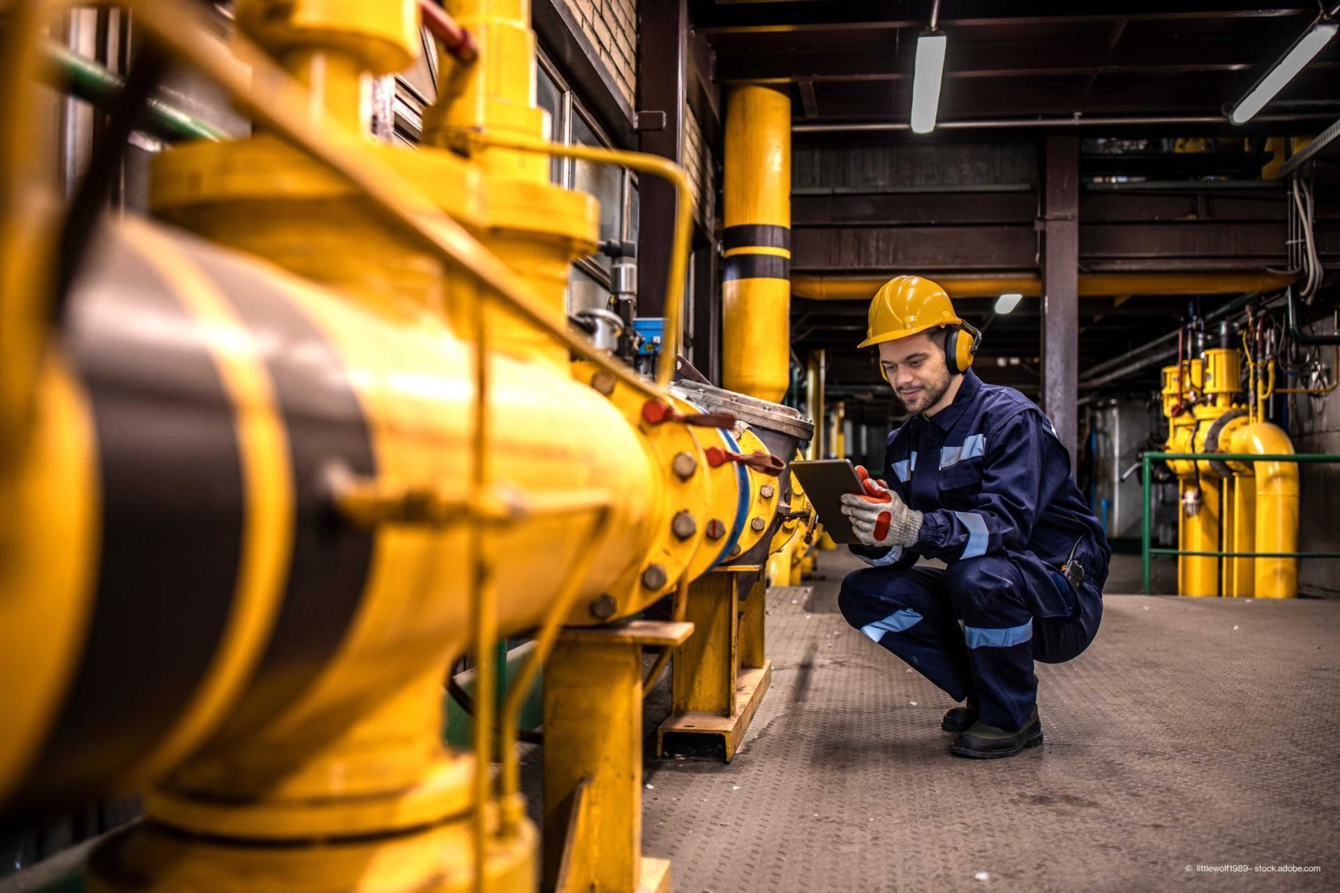 Industrietechniker überprüft Gaspipeline-Installationen in einer Raffinerie.