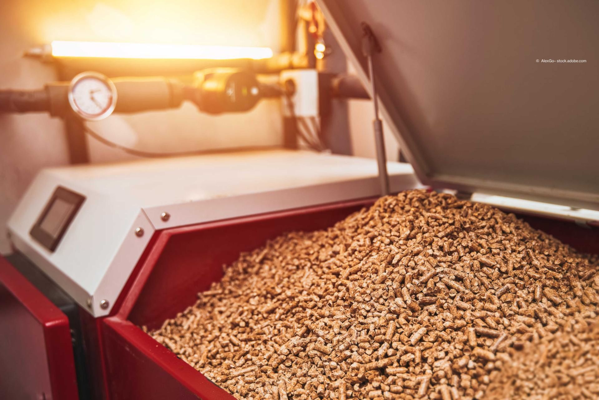 Holzpellets-Heizofen. Heizraum in einem Privathaushalt, der mit alternativen Energien und Biokraftstoff betrieben wird.