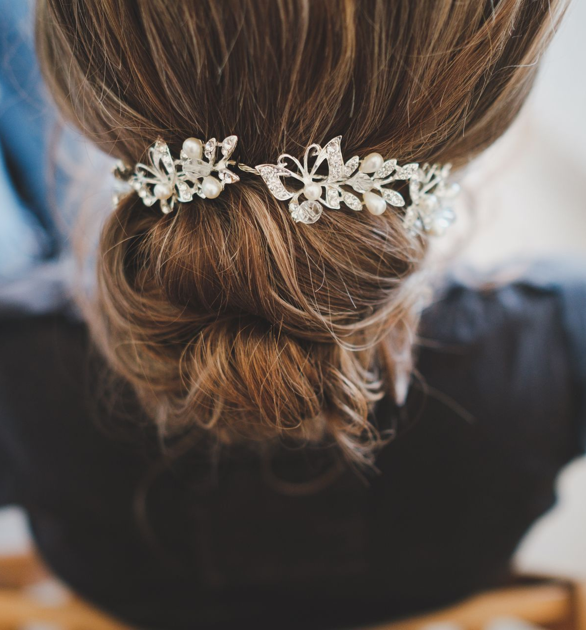 Coiffure relevée avec un accessoire argenté pour cheveux.