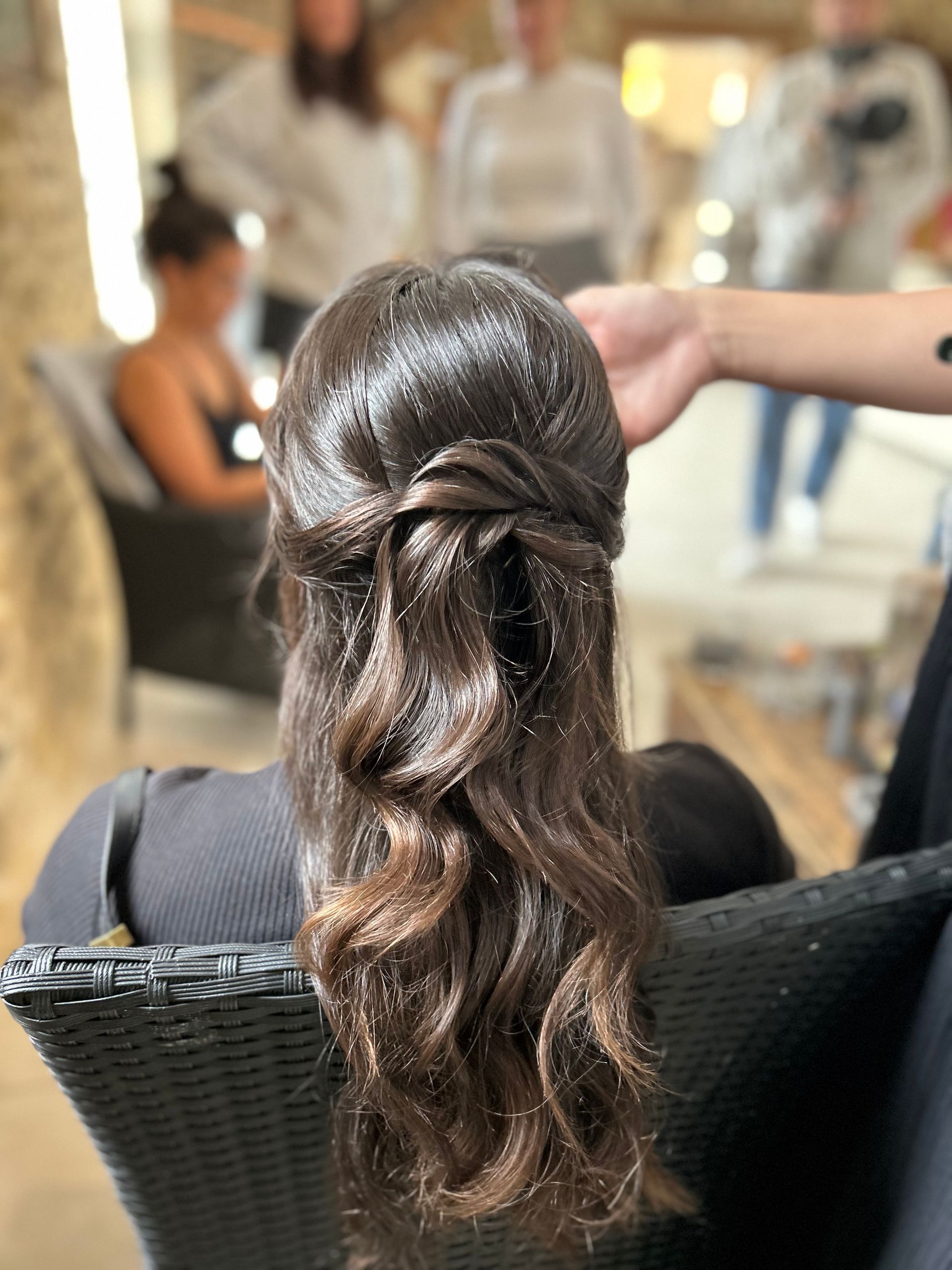 Coiffure relevée avec un accessoire argenté pour cheveux.