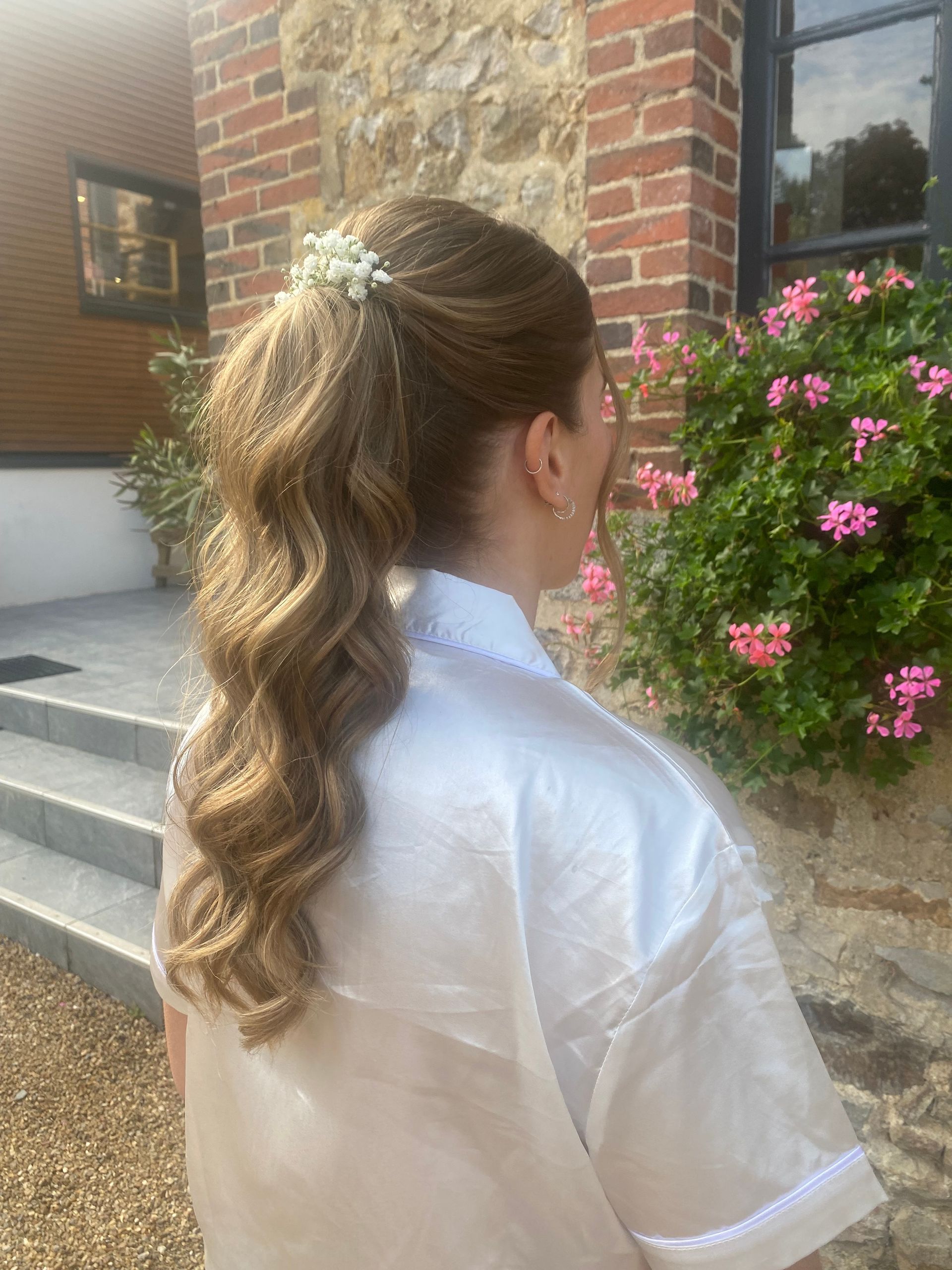 Femme se faisant coiffer ; chignon, vaporisateur de produit.