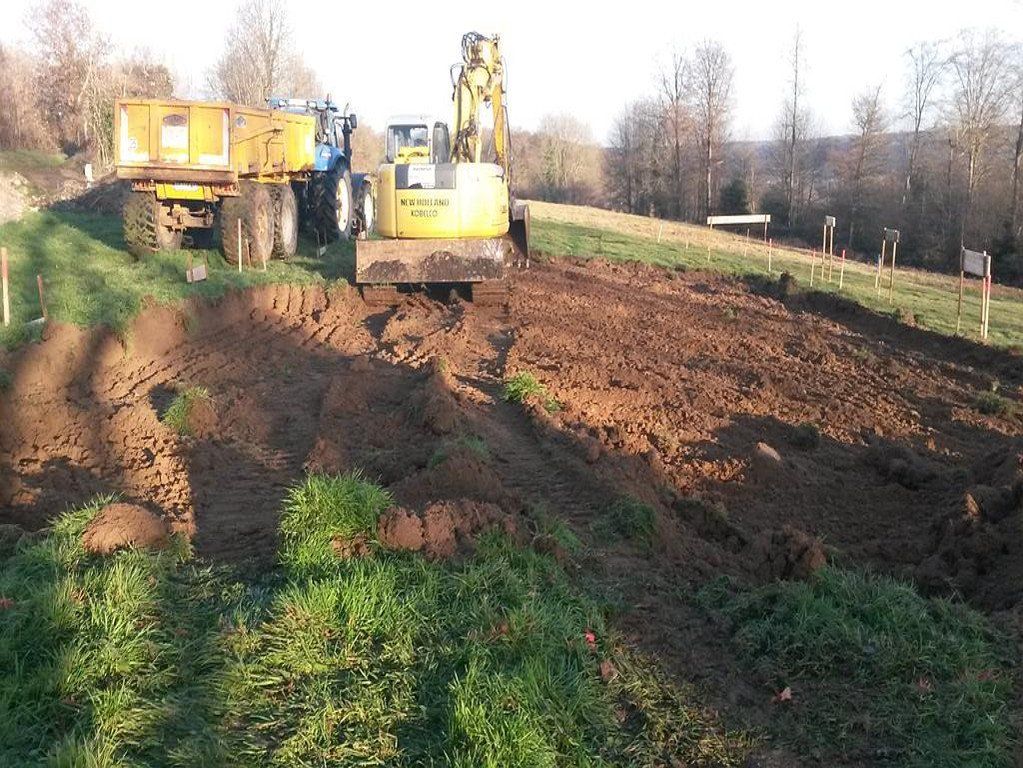 Terrassement d'un terrain et tracteur benne