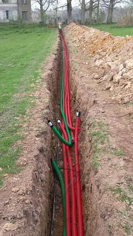 Terrassement pour enterrement de tuyaux de reliaison