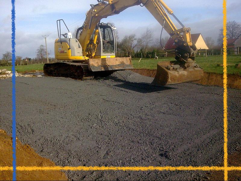 Pelleteuse en plein terrassement et applatissement de terrain