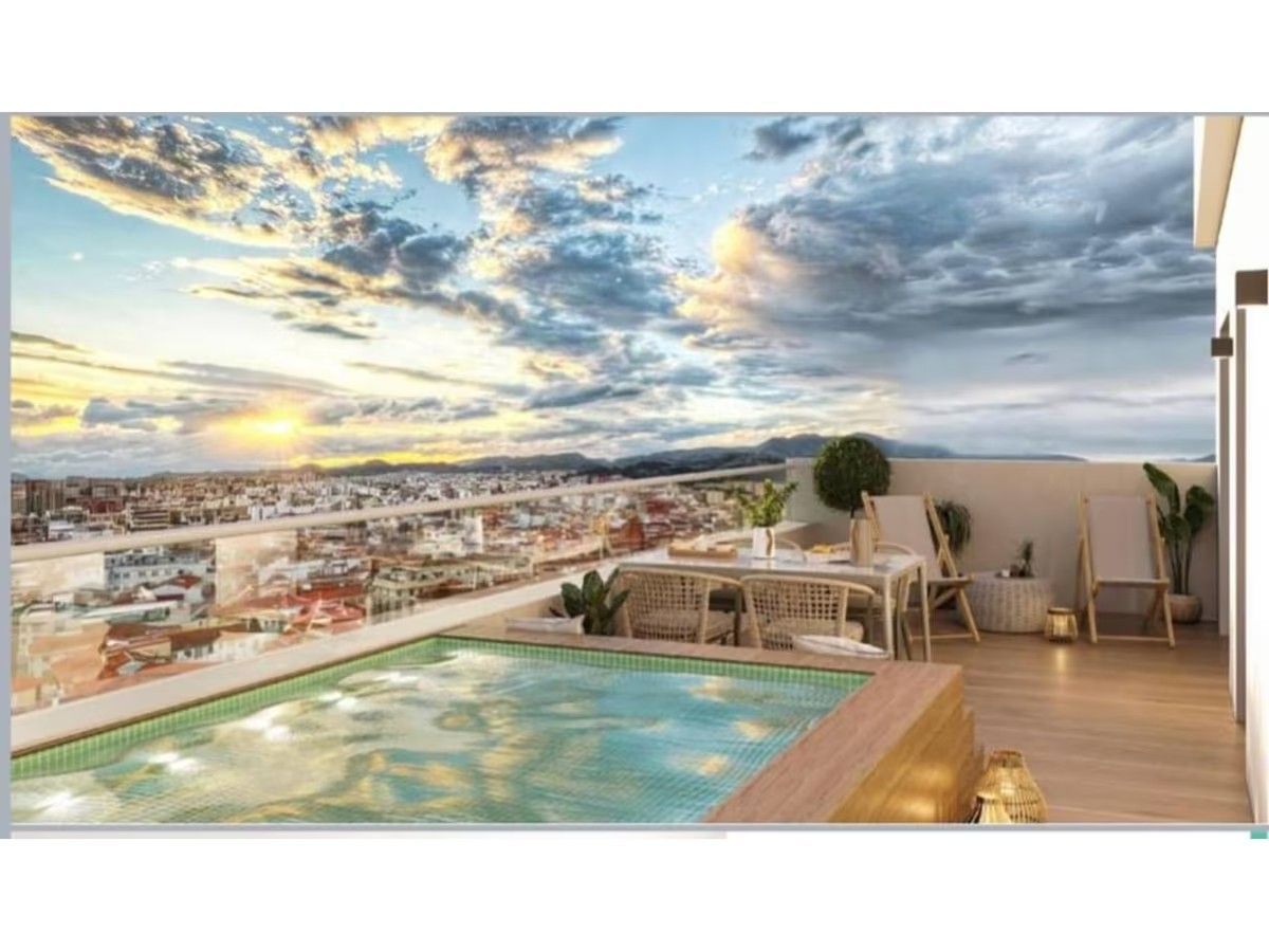 Hay una piscina en la azotea de un edificio con vistas a la ciudad.