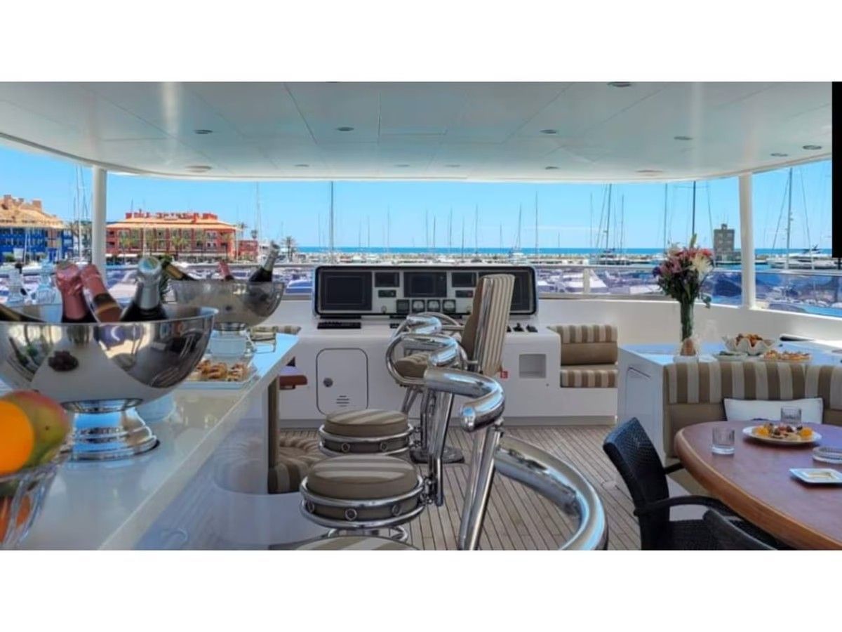 El interior de un yate con una mesa y sillas.