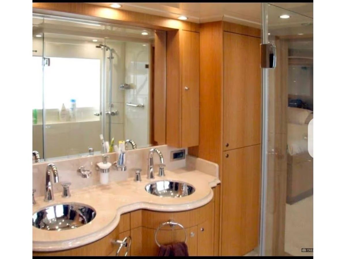 Un baño con dos lavabos y un espejo grande.