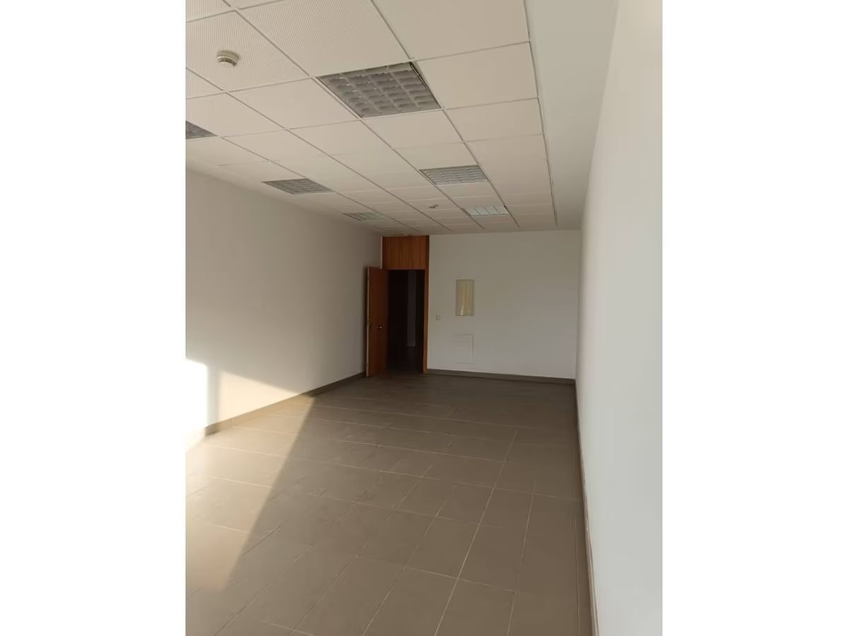 Una habitación vacía con una luz de techo y una puerta.