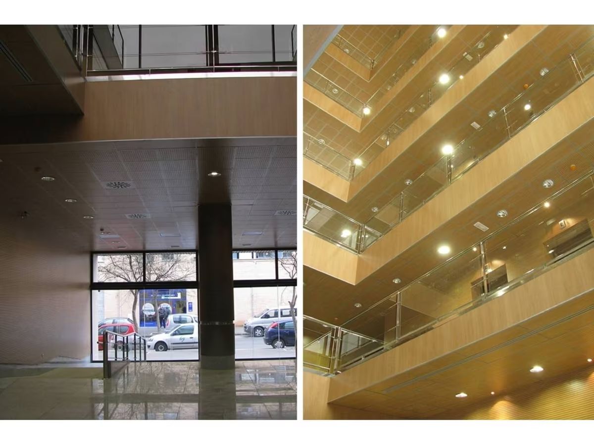 Un edificio con muchas ventanas y balcones