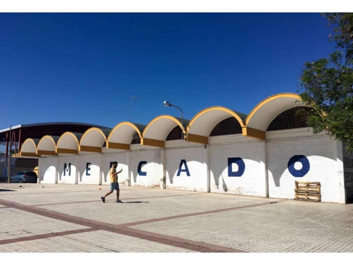 Un edificio con la palabra mercado pintada en él.