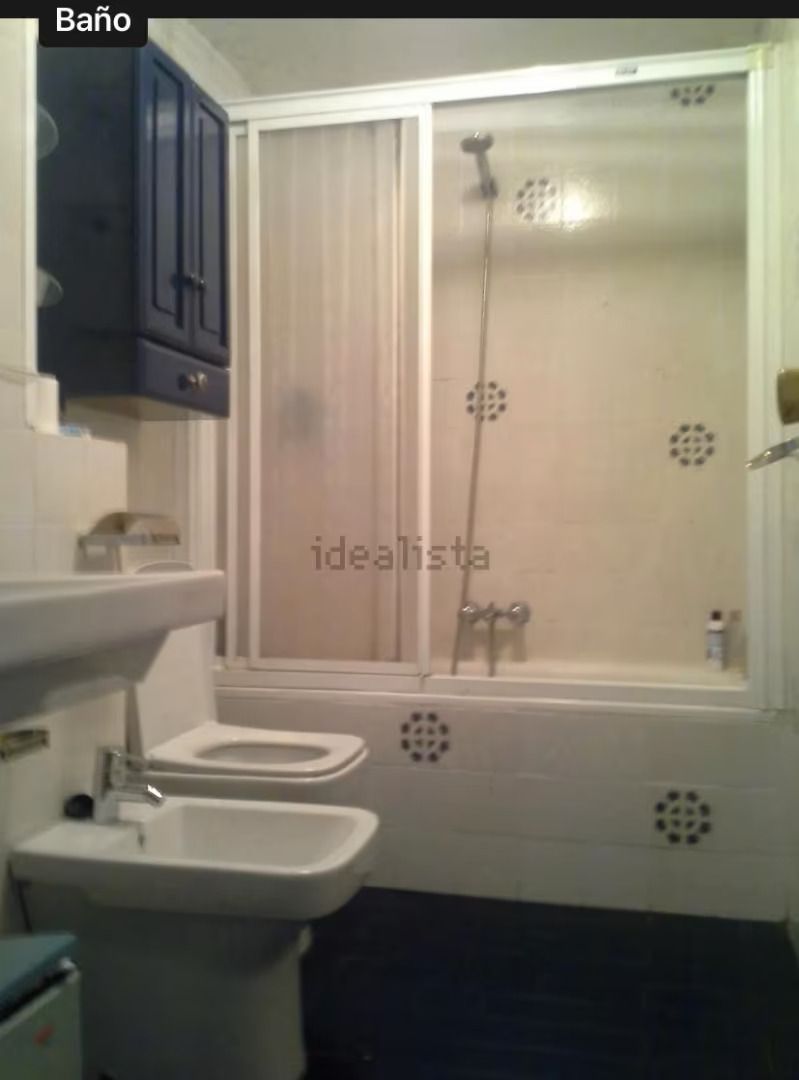 Un baño con la palabra bano en la parte inferior.