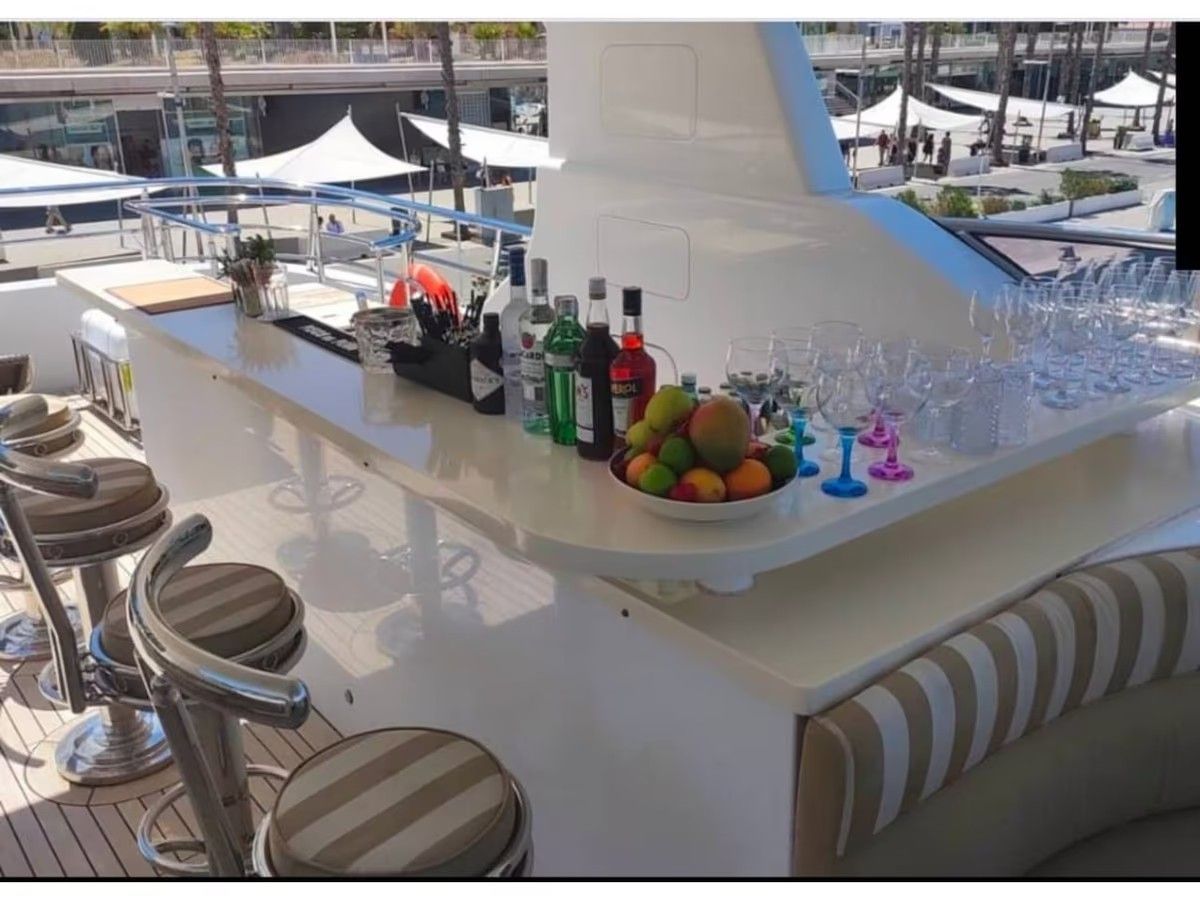 Un bar en un barco con botellas y vasos encima.