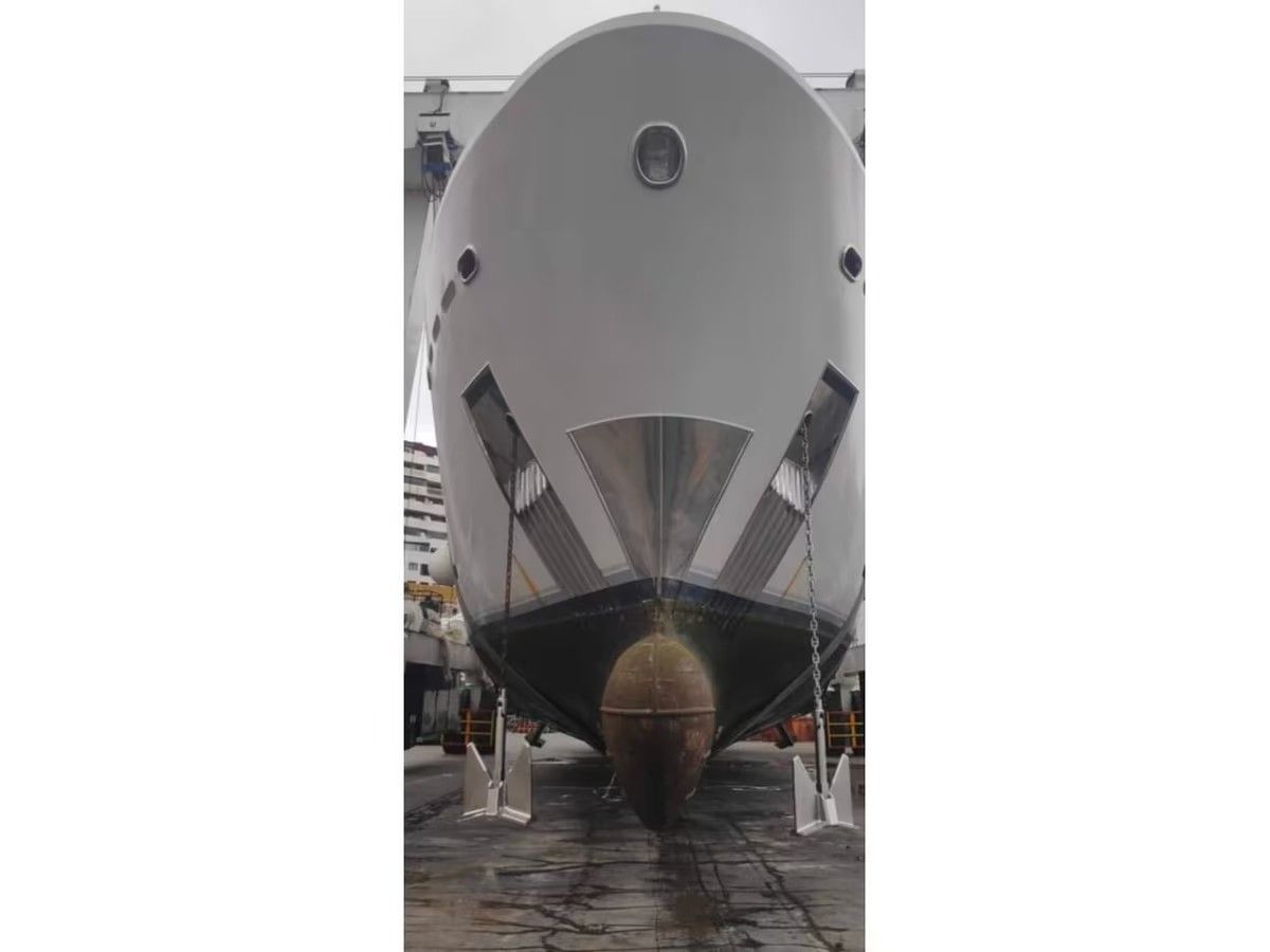 Un gran barco blanco está sentado en un muelle.