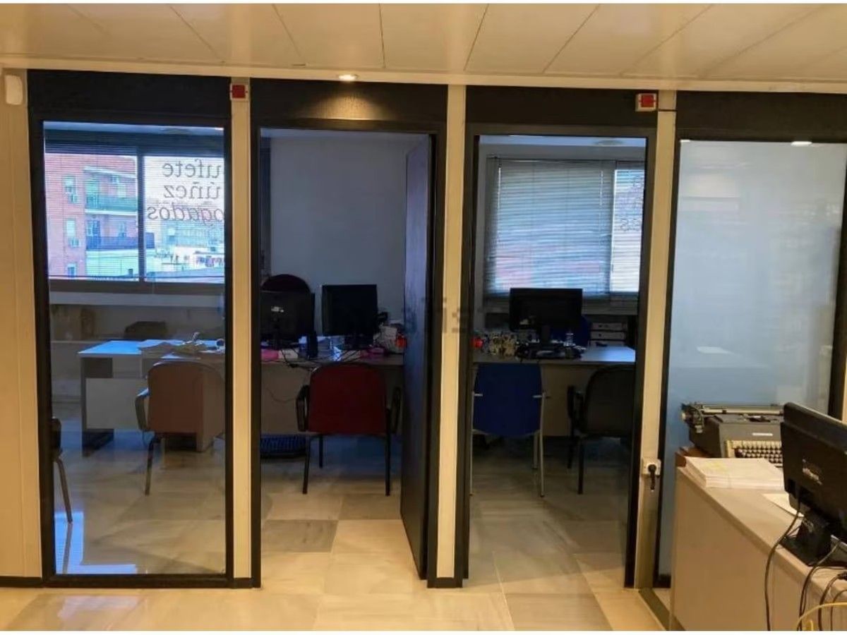 Una habitación con un cartel en la pared que dice