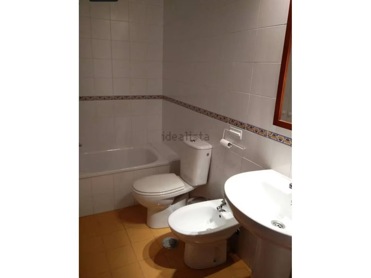 Un baño con inodoro, lavabo y bañera.