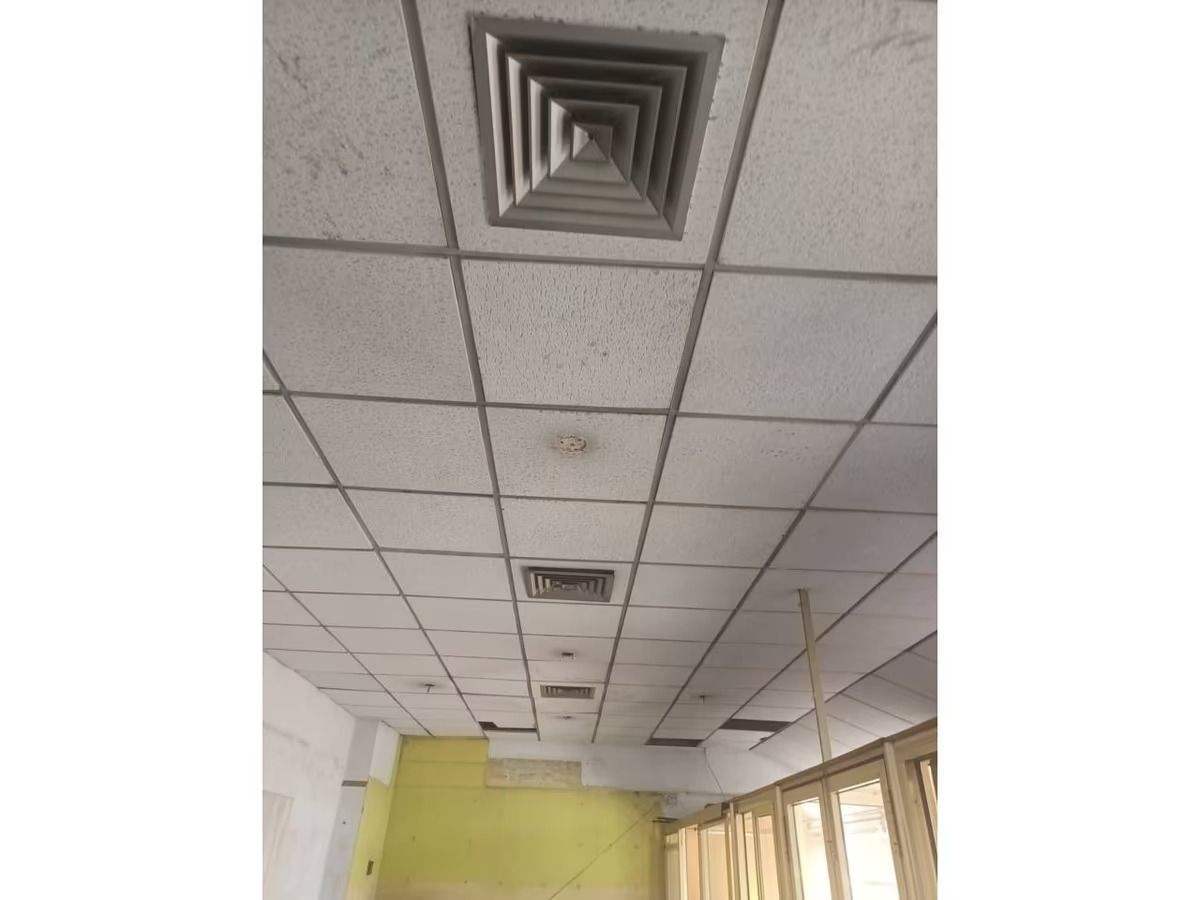 Una habitación con techo de tejas y sistema de ventilación.