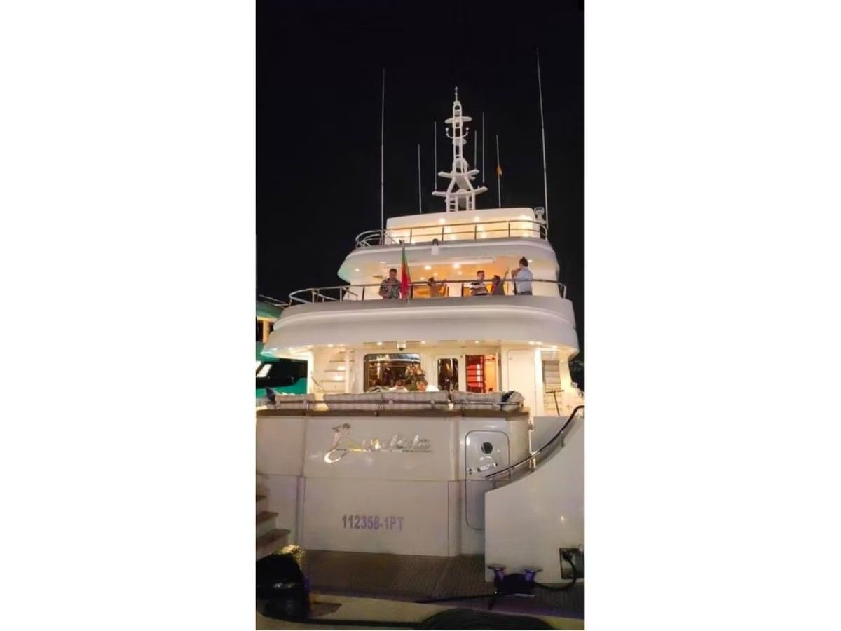 Un gran yate blanco está atracado por la noche.