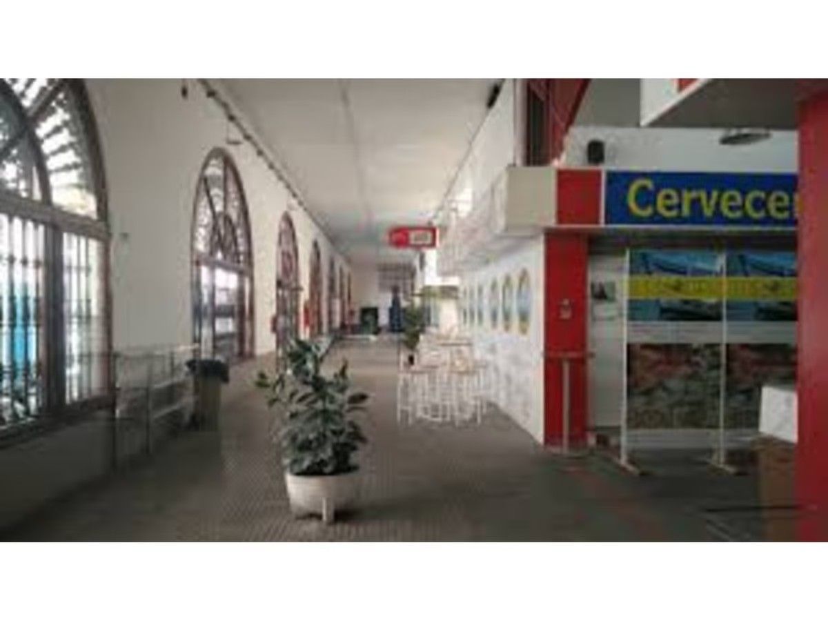 Un pasillo largo con un cartel que dice cerveza.