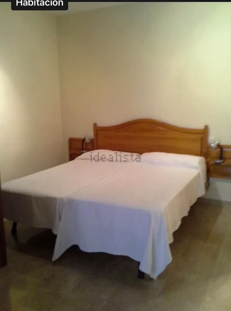 Un dormitorio con una cama y un cartel que dice habitacion