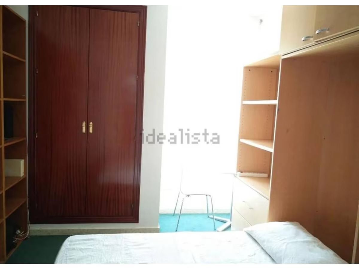 Un dormitorio con la palabra idealista en la pared.