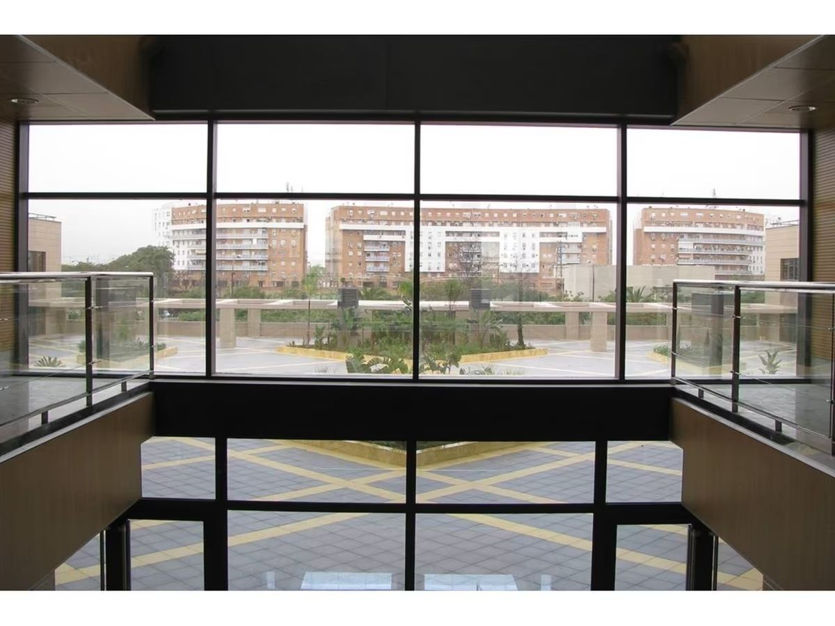 Un edificio con muchas ventanas y un balcón.